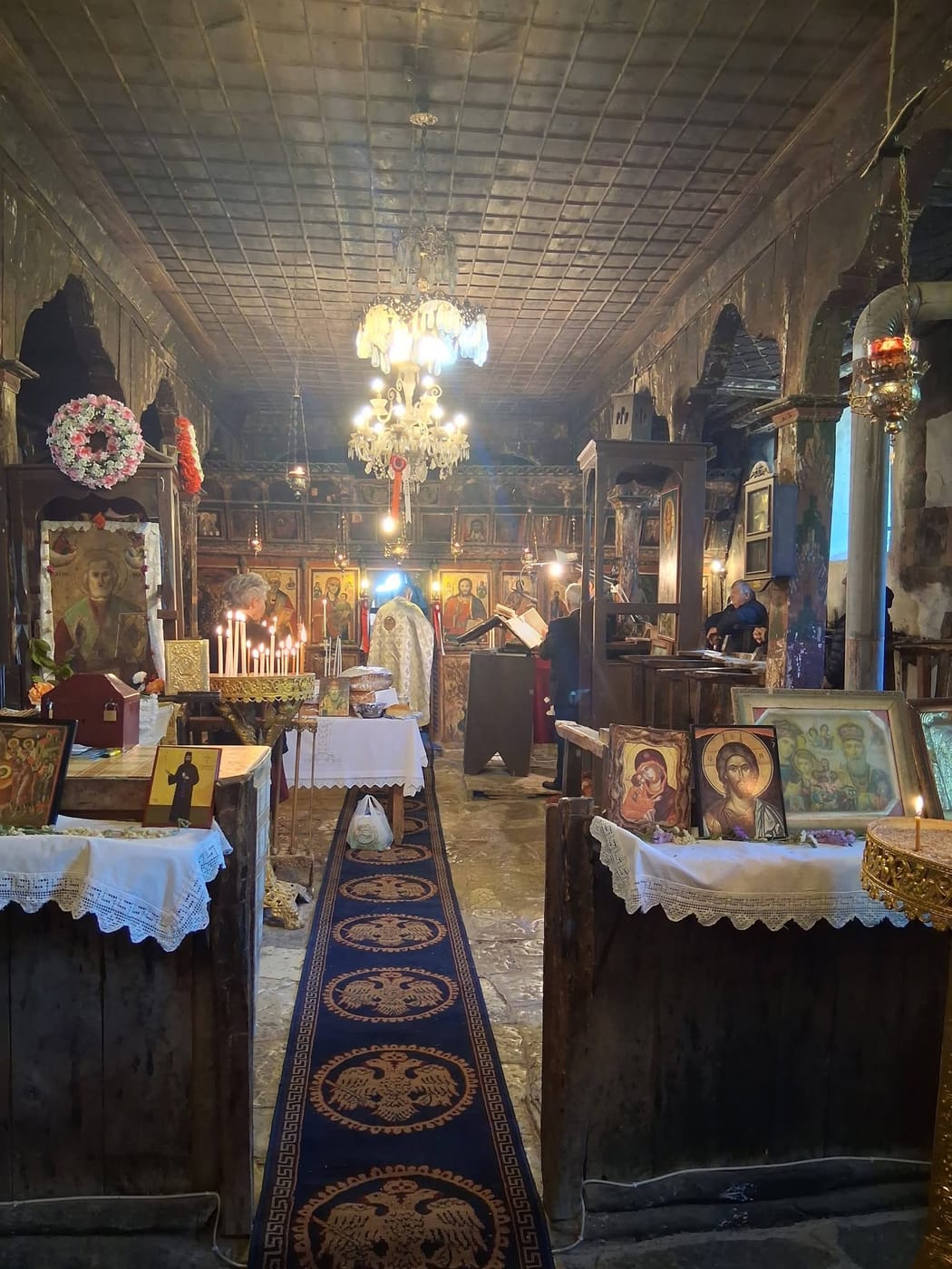 εσωτερικό παλιάς εκκλησίας με εικόνες