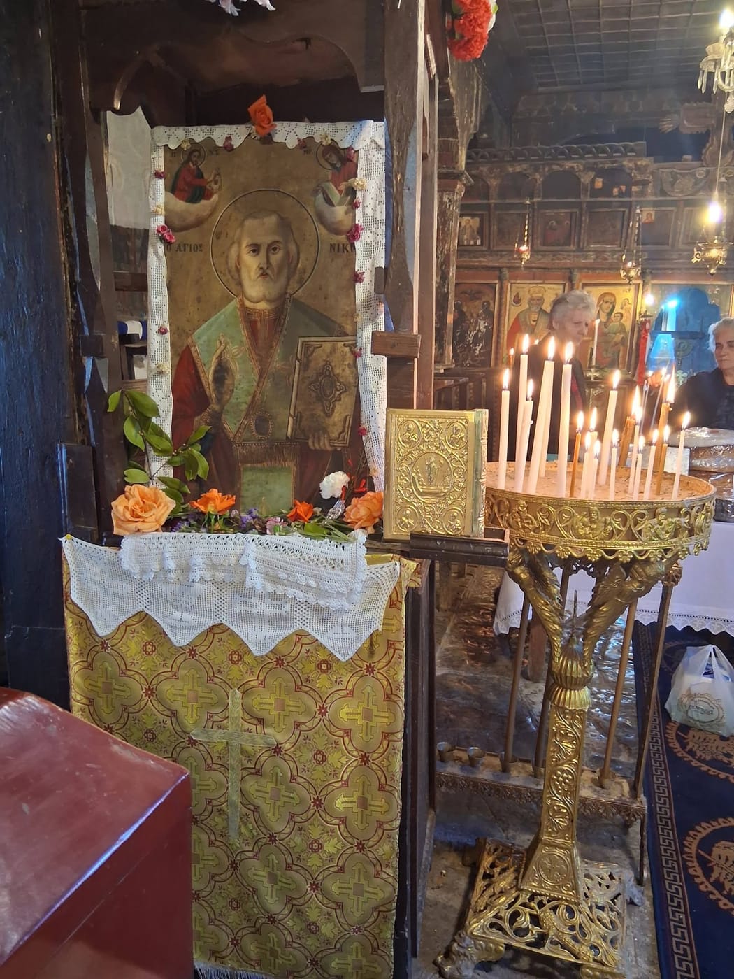 εικόνα Αγίου Νικολάου με κεριά