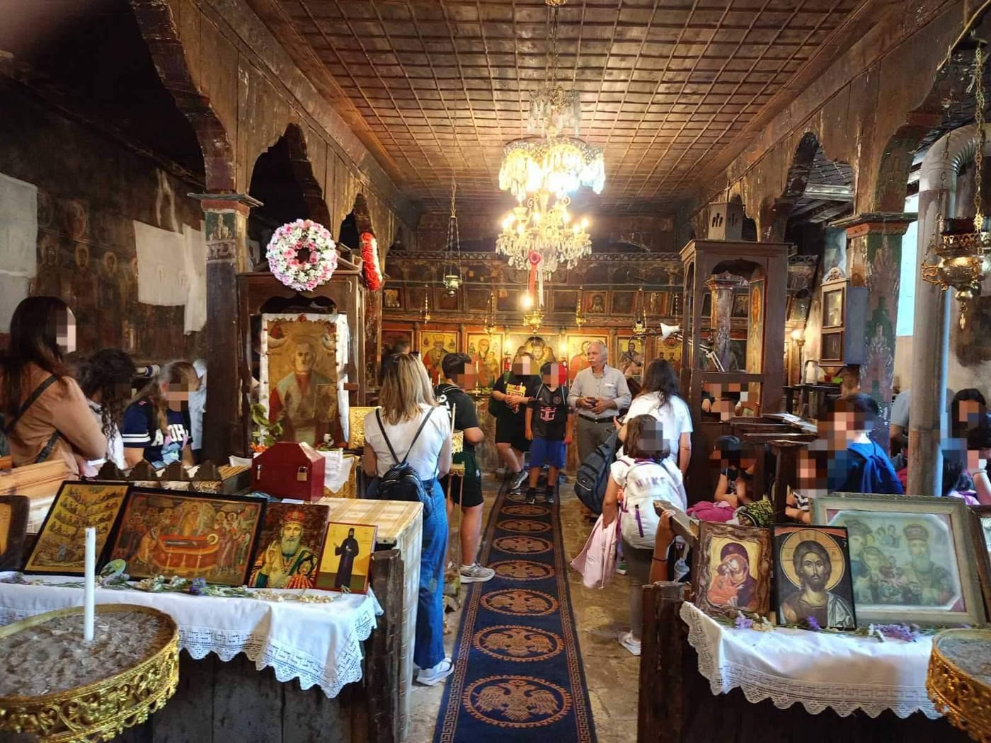 εσωτερικό παλιάς εκκλησίας με εικόνες