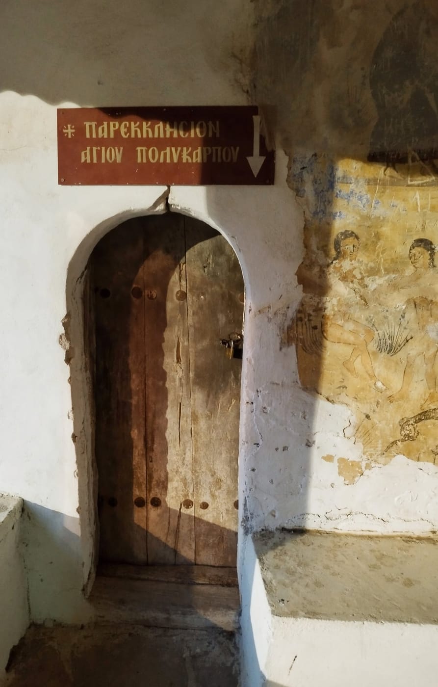 ξύλινη πόρτα παρεκκλησίου με τοιχογραφίες