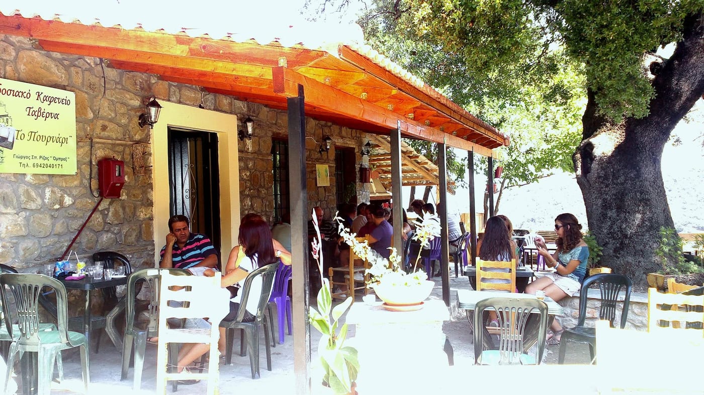 πέτρινο καφενείο ταβέρνα με κόσμο