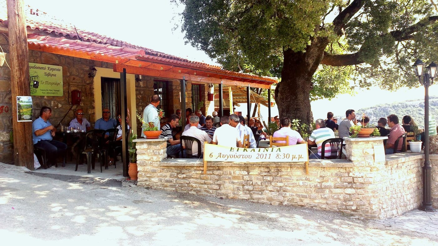 εγκαίνια πέτρινης ταβέρνας με κόσμο