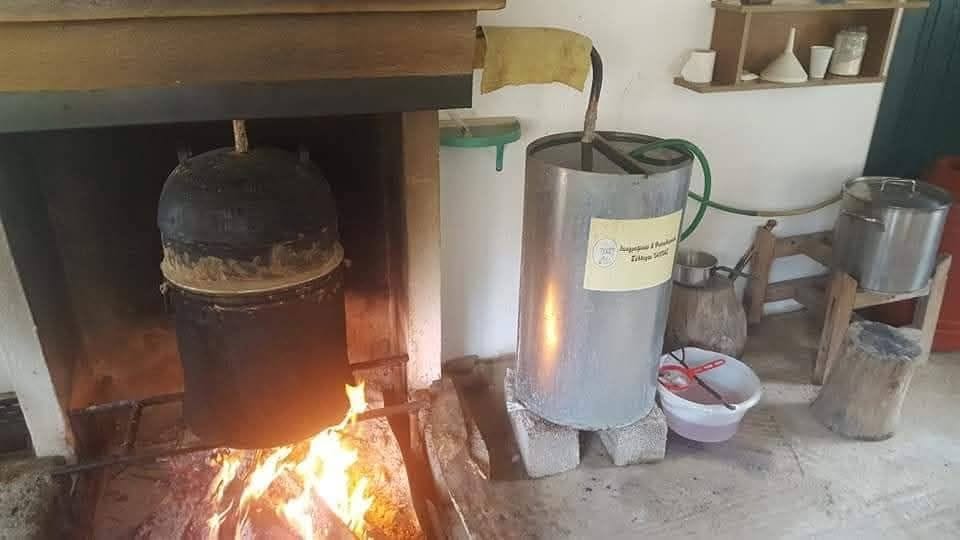 παραδοσιακό καζάνι απόσταξης στο τζάκι