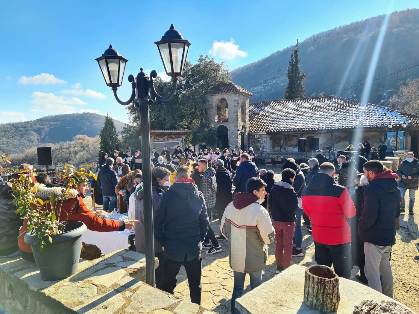 χειμωνιάτικη γιορτή πλήθους μπροστά στην εκκλησία