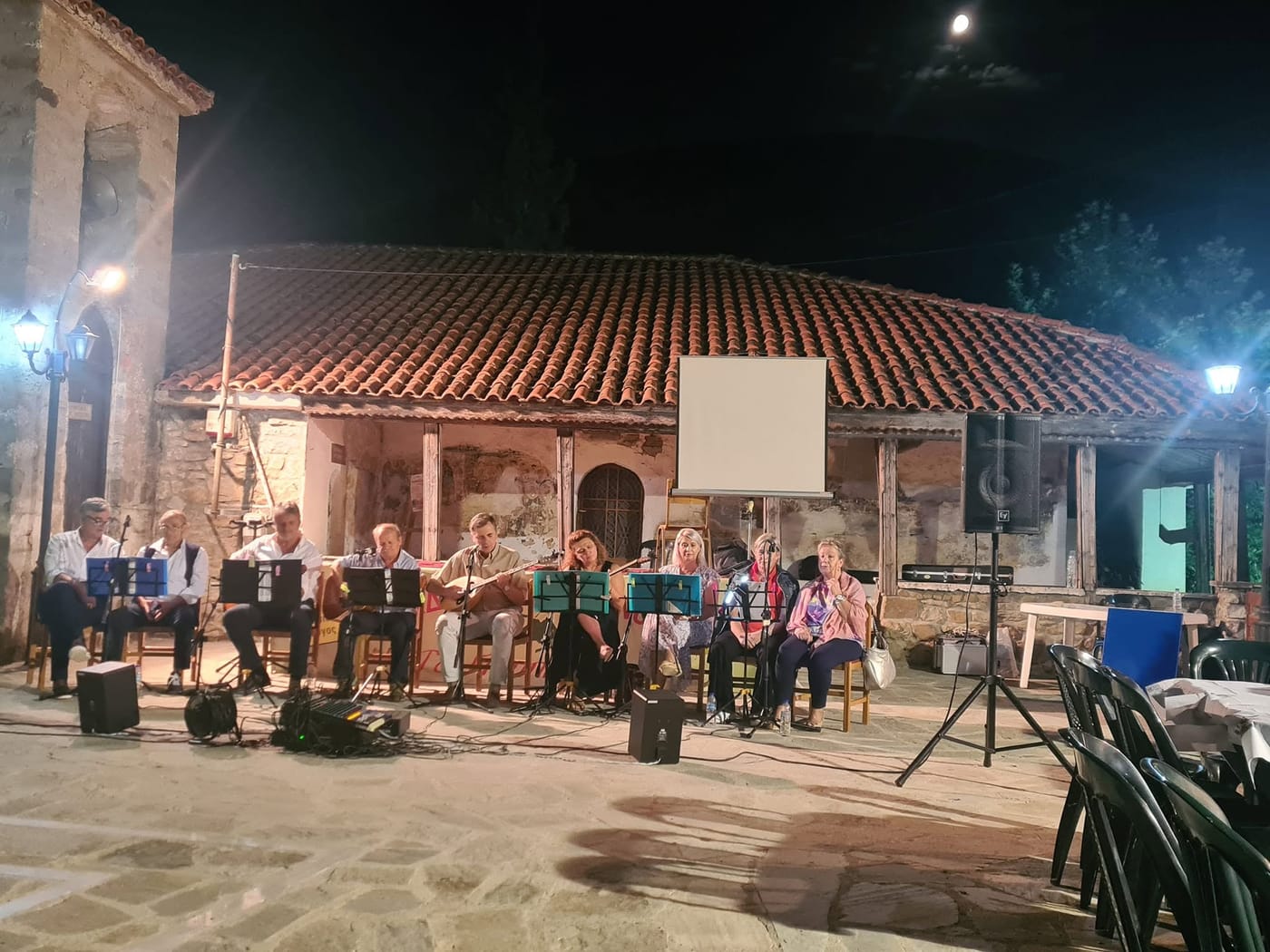 βραδινή μουσική εκδήλωση έξω από εκκλησία