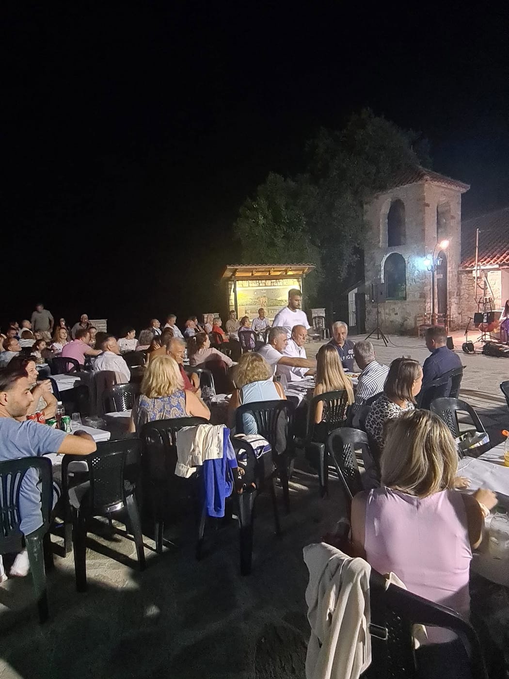 βραδινή γιορτή δίπλα στο καμπαναριό