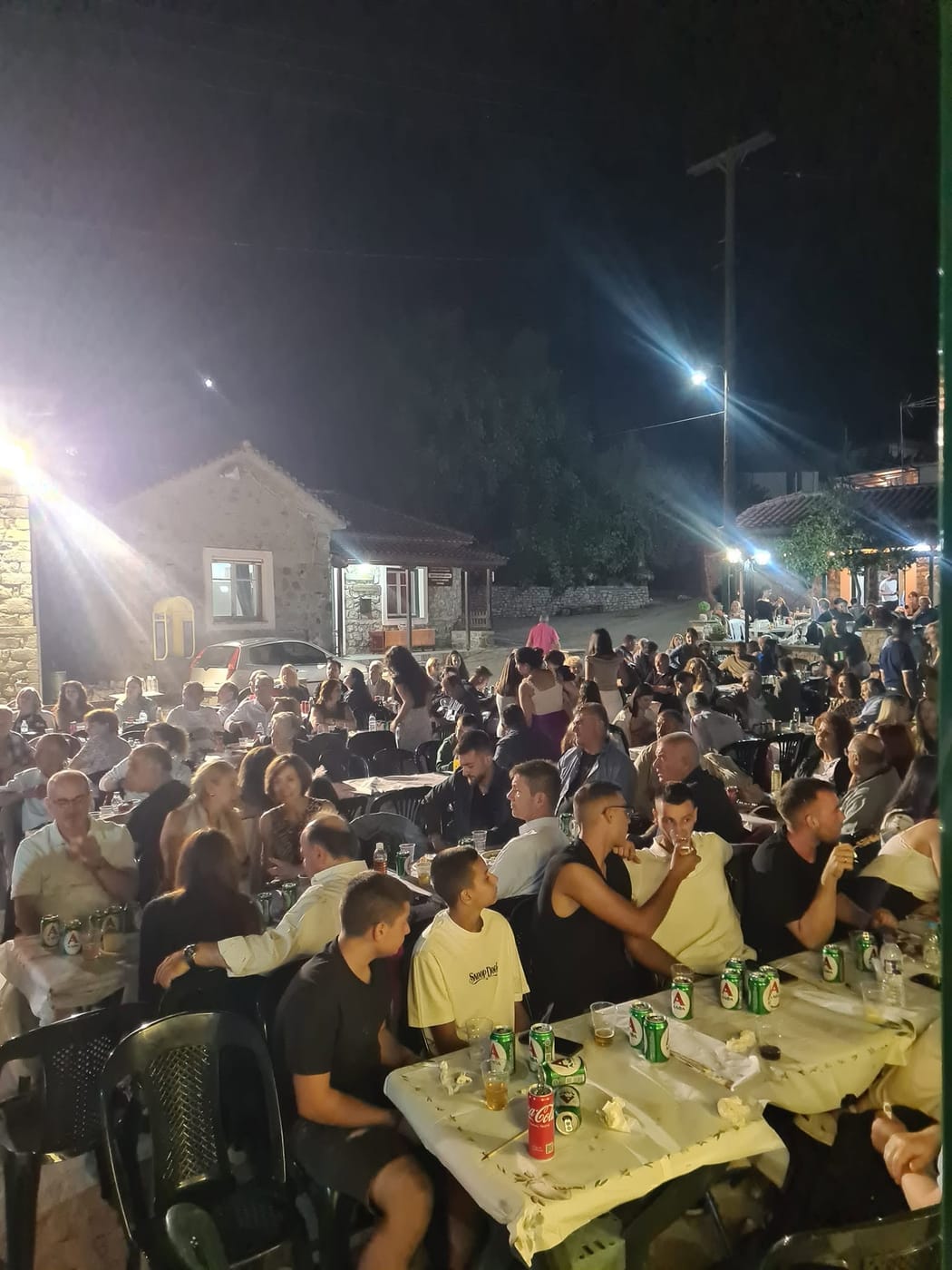 βραδινό πανηγύρι με κόσμο στα τραπέζια