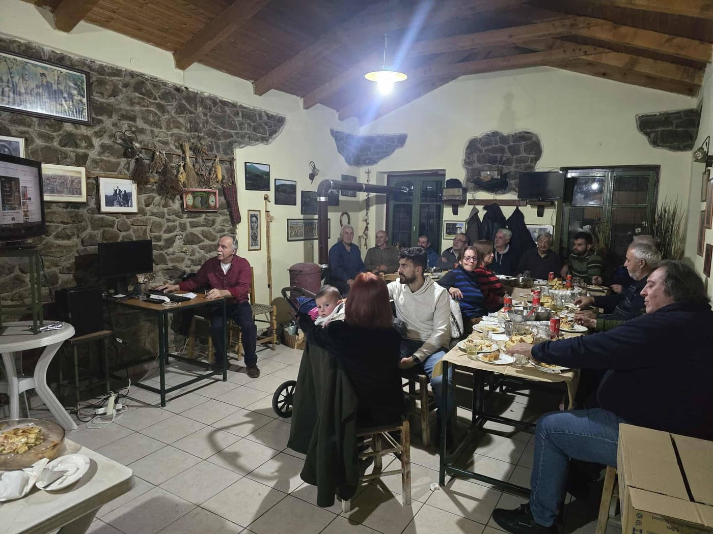 βραδινό τραπέζι σε πέτρινο σπίτι
