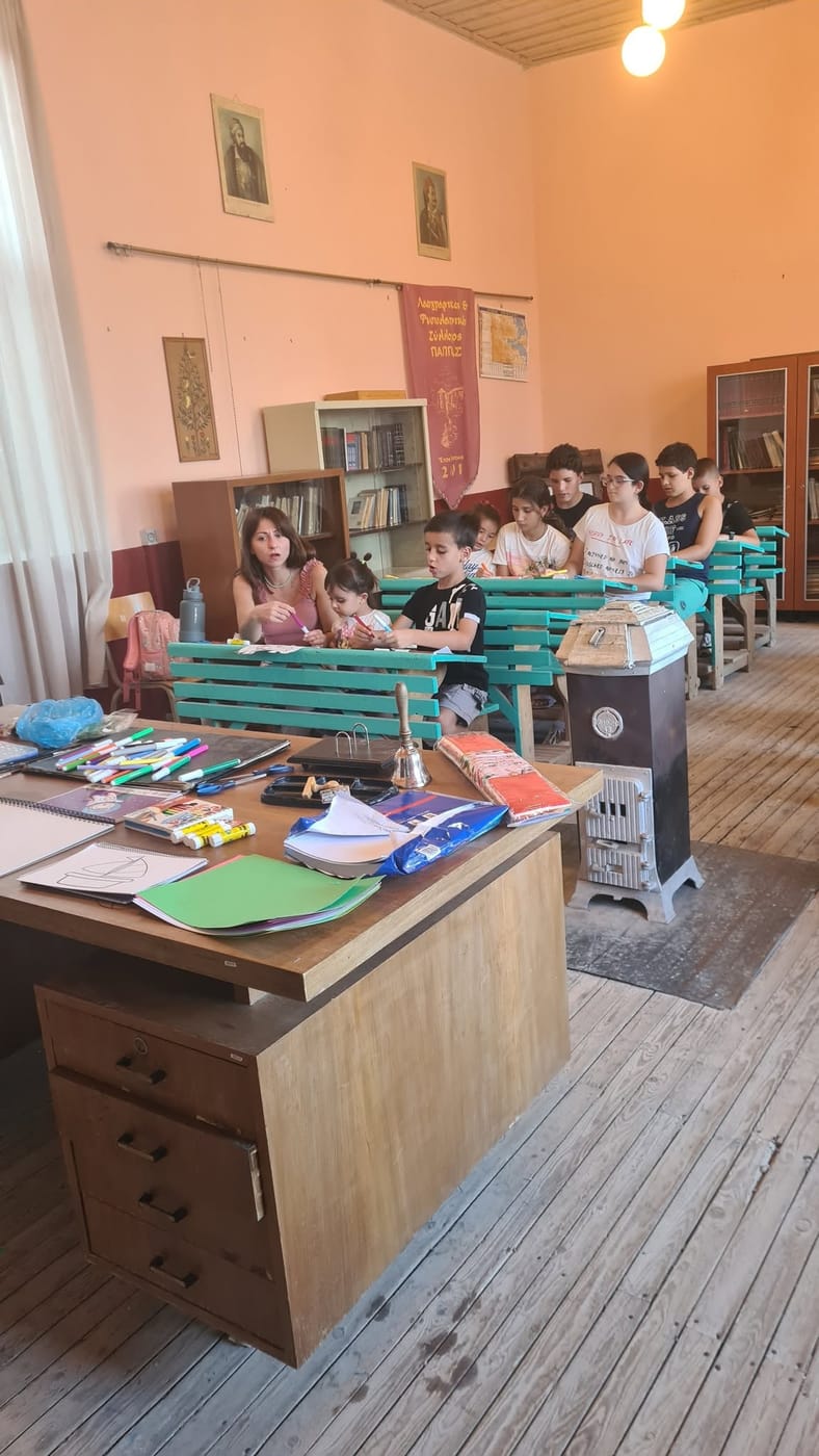 παιδιά ζωγραφίζουν σε παλιό σχολείο