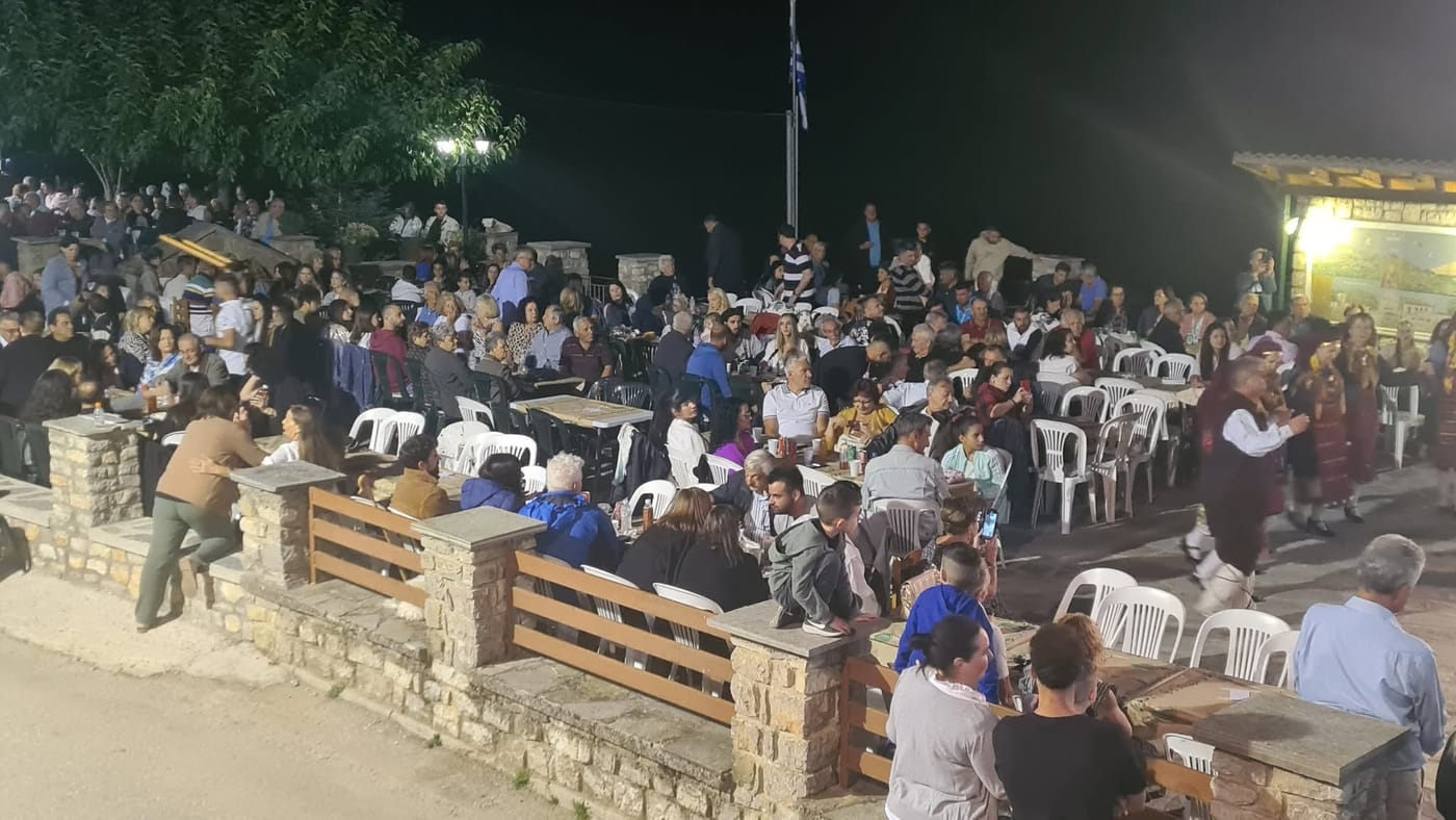 νυχτερινό πανηγύρι με πλήθος κόσμου