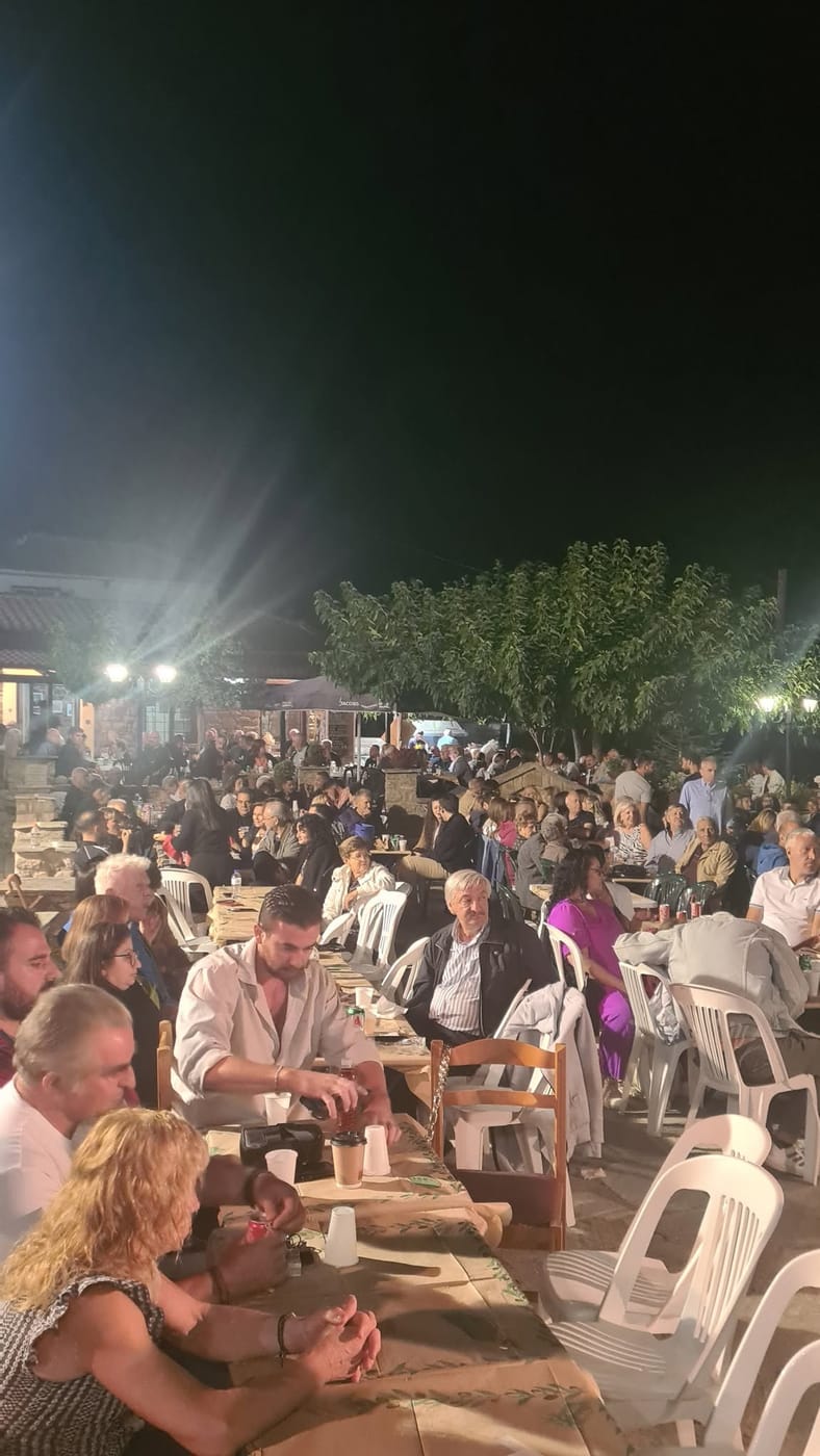 νυχτερινή γιορτή στην πλατεία