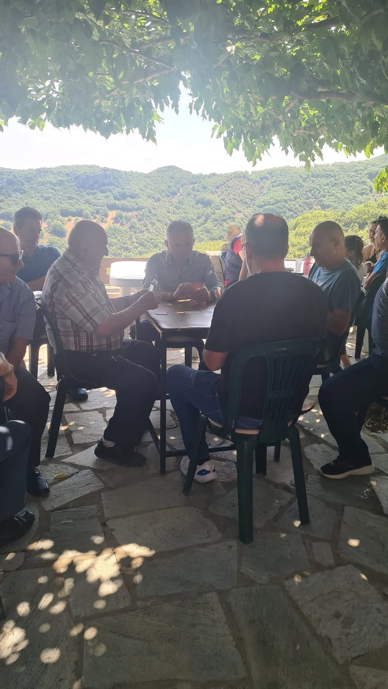 άντρες παίζουν χαρτιά με θέα