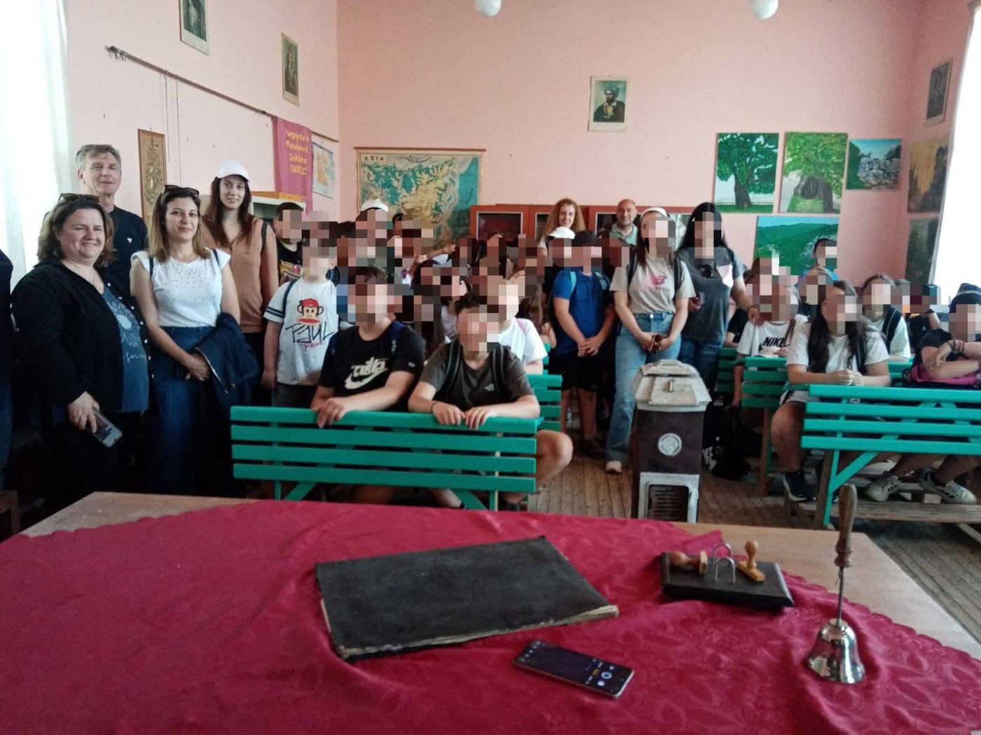 μαθητές και δάσκαλοι στο παλιό σχολείο