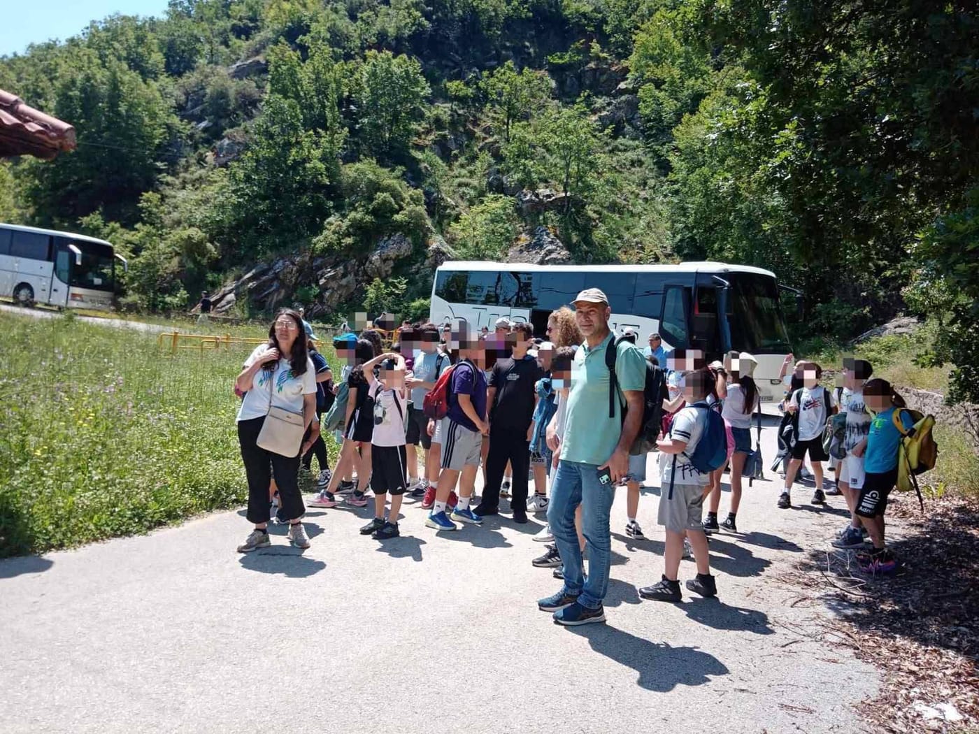 σχολική εκδρομή με λεωφορεία στο βουνό