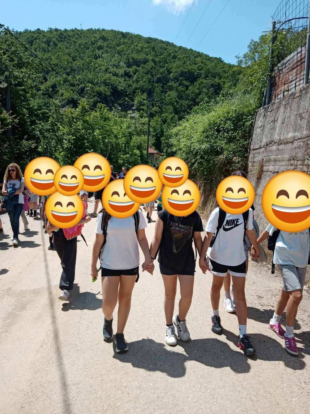 παρέα παιδιών περπατά χερούλι-χερούλι
