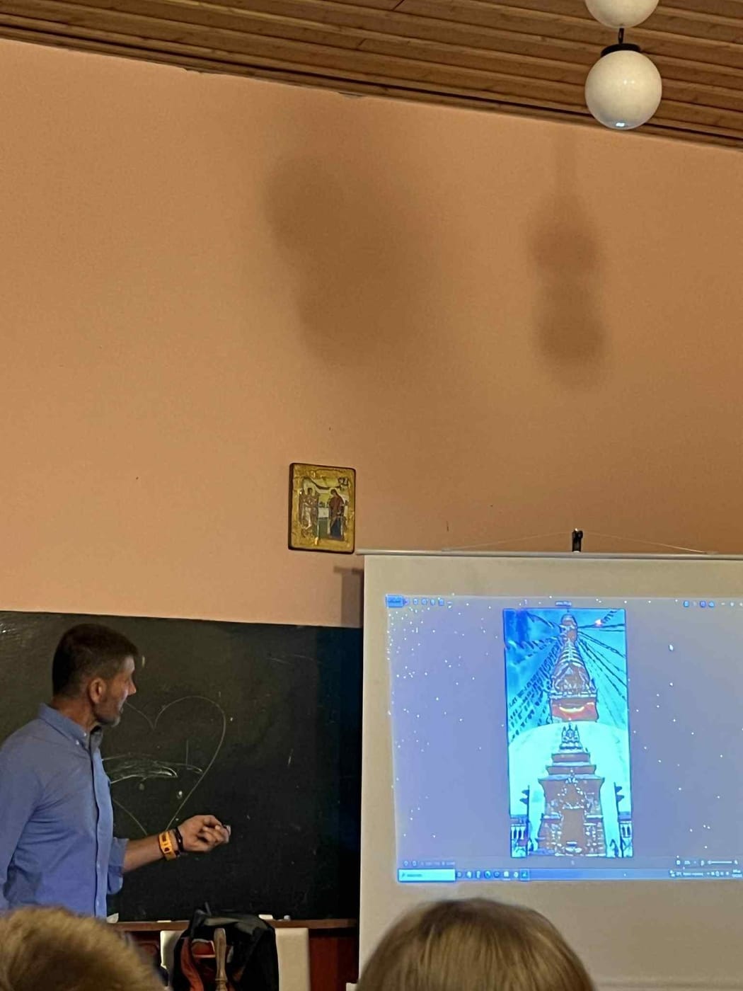 ομιλητής σε προβολή, εσωτερικός χώρος