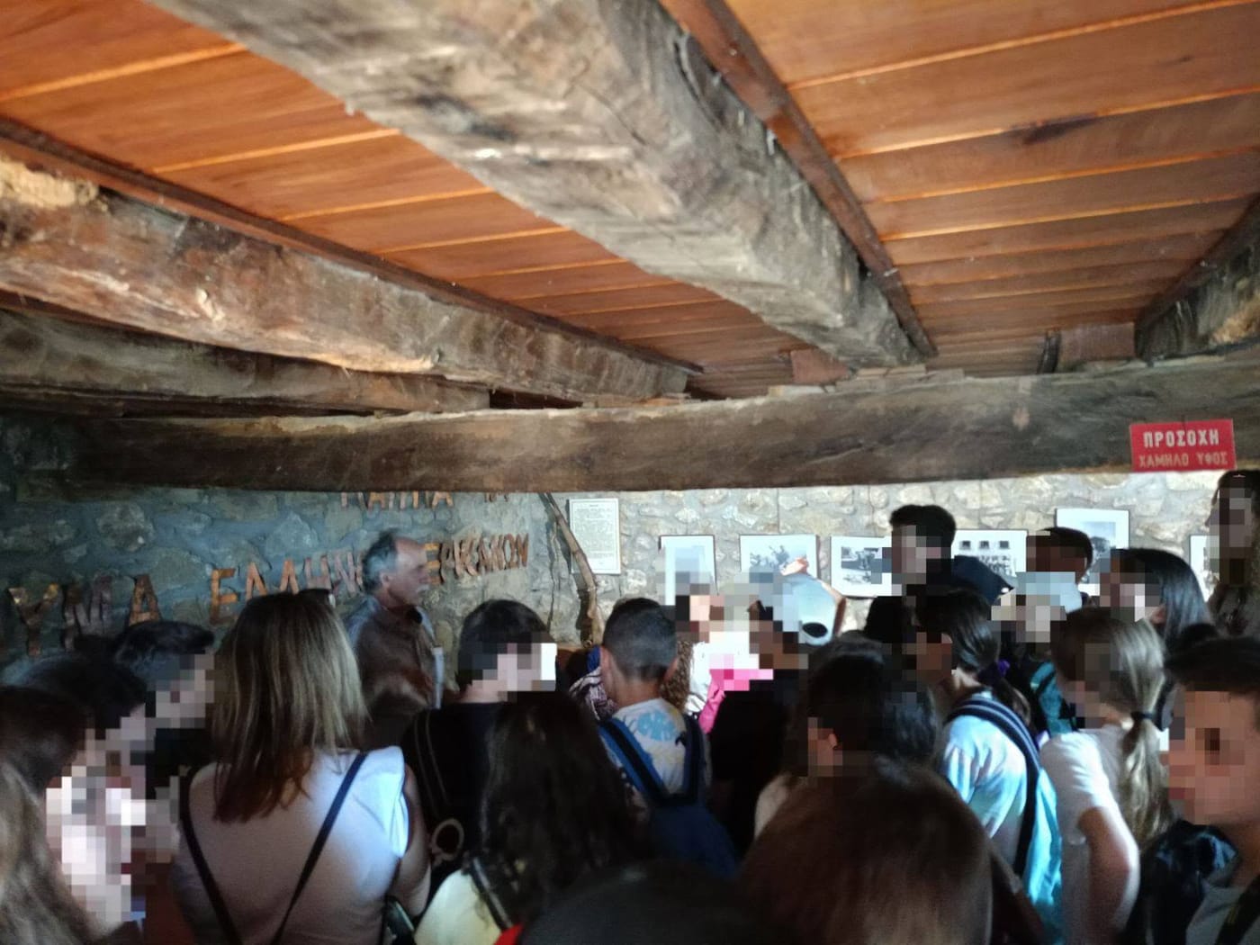 πλήθος σε παλιό πέτρινο μουσείο